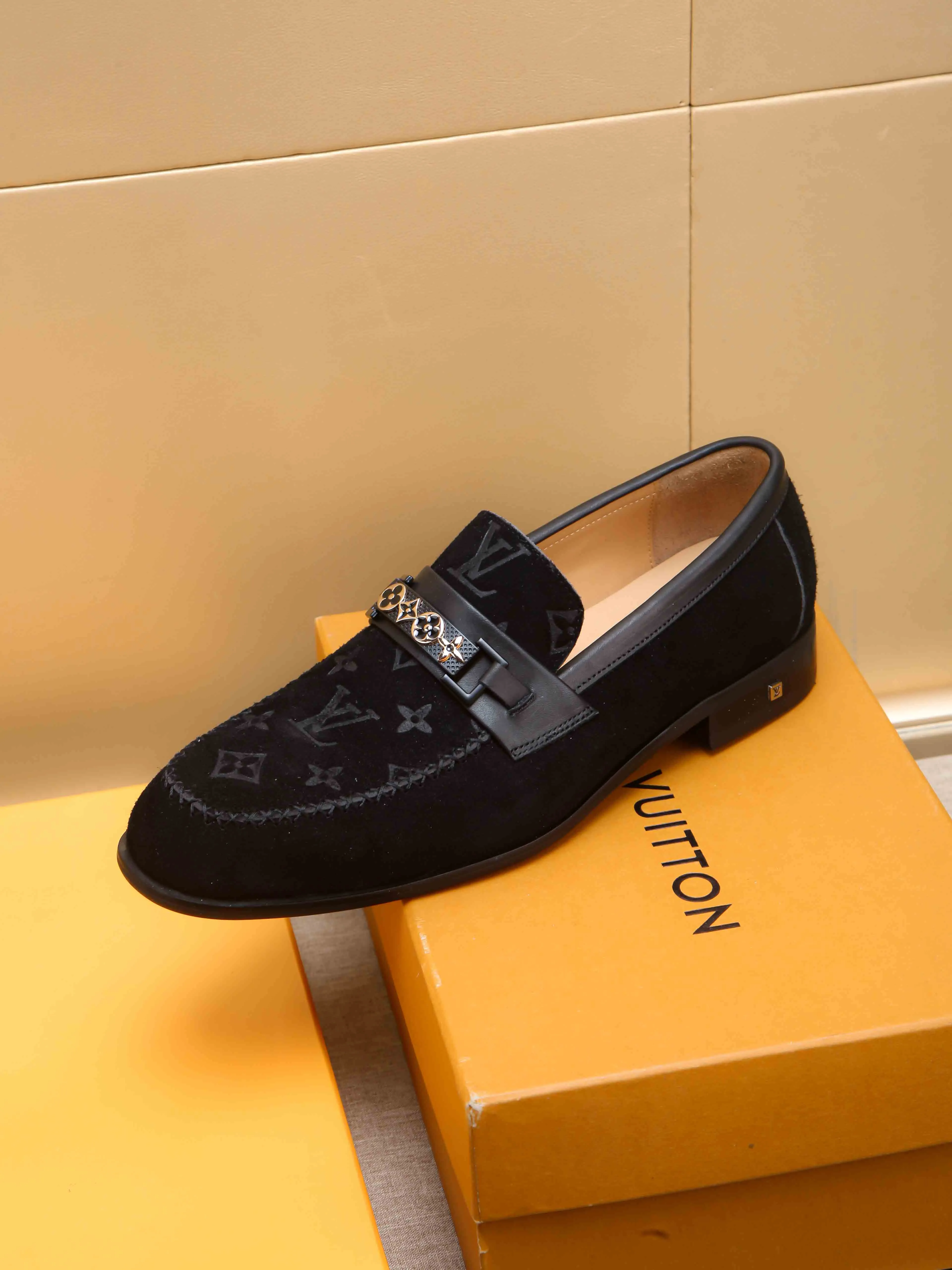 Men's shoes 💰 460 💰 Louis Vuitton LV ® 🆕 model 🔛Full shoe counter, first layer cowhide, 🐂leather lined casual shoes for men, super soft outsole, essential for driving. Counter synchronization, original first layer cowhide, completely 1:1 mold customization🌹top version, color optional! Number: 39-44 (customized at 38.45)